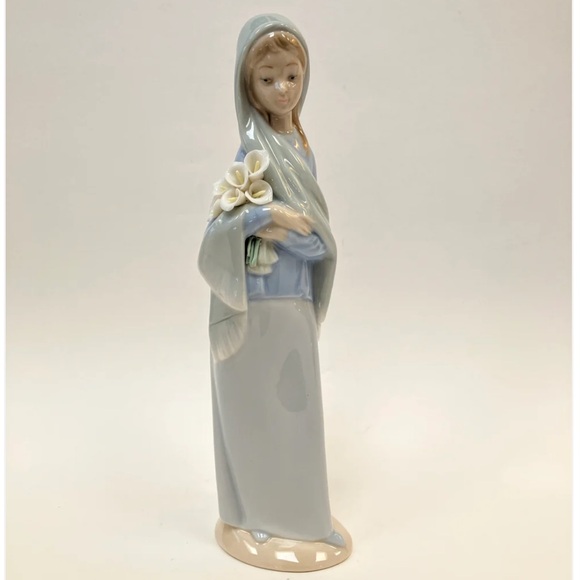 Lladro, Girl with Flowers - Picture 1 of 8